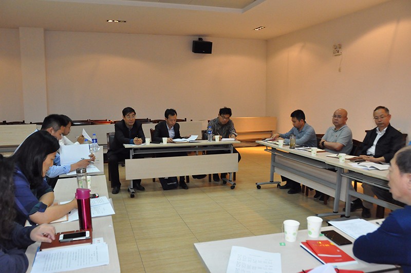 17.我院举行院中层以上干部学习贯彻习近平新时代中国特色社会主义思想和党的十九大精神培训班5.11卢书记参与小组讨论.jpg 17.我院举行院中层以上干部学习贯彻习近平新时代中国特色社会主义思想和党的十九大精神培训班5.11卢书记参与小组讨论.jpg