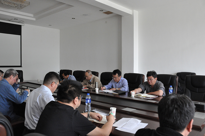 17.我院举行院中层以上干部学习贯彻习近平新时代中国特色社会主义思想和党的十九大精神培训班5.11-汪院参与小组讨论.jpg 17.我院举行院中层以上干部学习贯彻习近平新时代中国特色社会主义思想和党的十九大精神培训班5.11-汪院参与小组讨论.jpg
